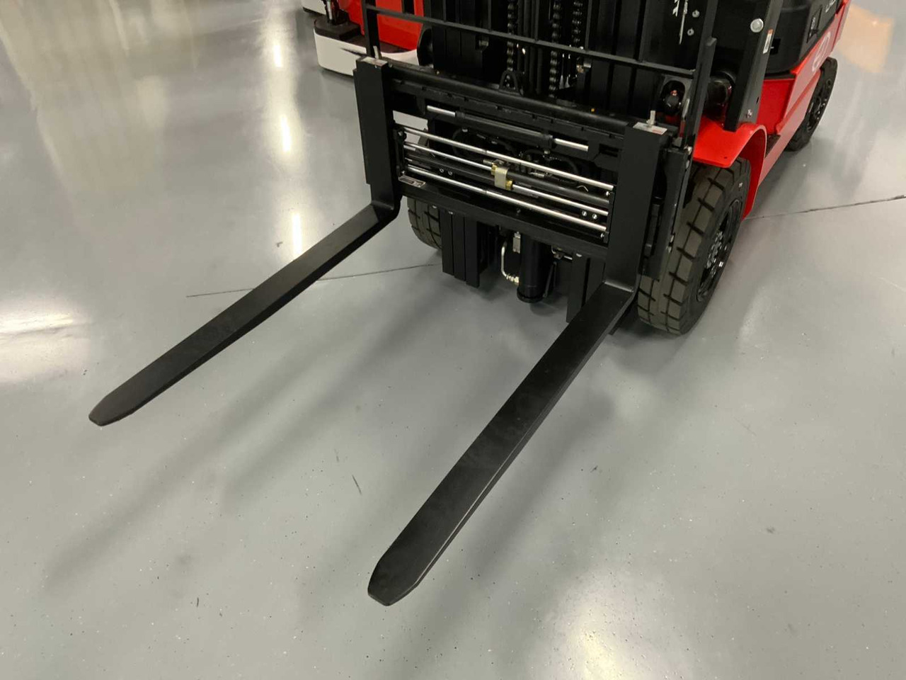 EP - EFL 252 X TRIPLEX - FORK POSITIONER, SIDESHIFT - FORKLIFT YEAR OF MANUFACTURE 2025 - Вилушкар: слика 2 EP - EFL 252 X TRIPLEX - FORK POSITIONER, SIDESHIFT - FORKLIFT YEAR OF MANUFACTURE 2025 - Вилушкар: слика 2