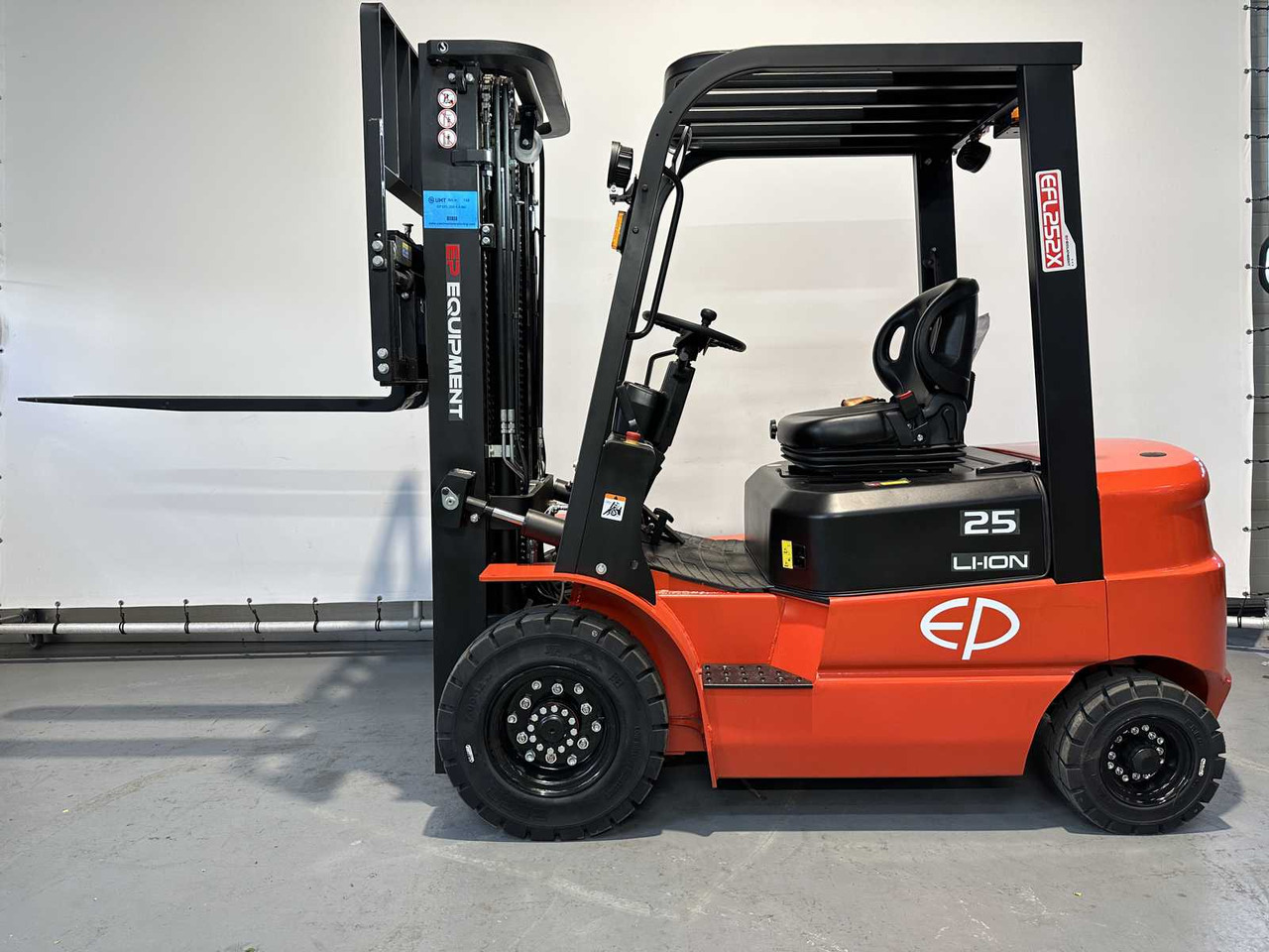 EP - EFL 252 X TRIPLEX - FORK POSITIONER, SIDESHIFT - FORKLIFT YEAR OF MANUFACTURE 2025 - Вилушкар: слика 5 EP - EFL 252 X TRIPLEX - FORK POSITIONER, SIDESHIFT - FORKLIFT YEAR OF MANUFACTURE 2025 - Вилушкар: слика 5