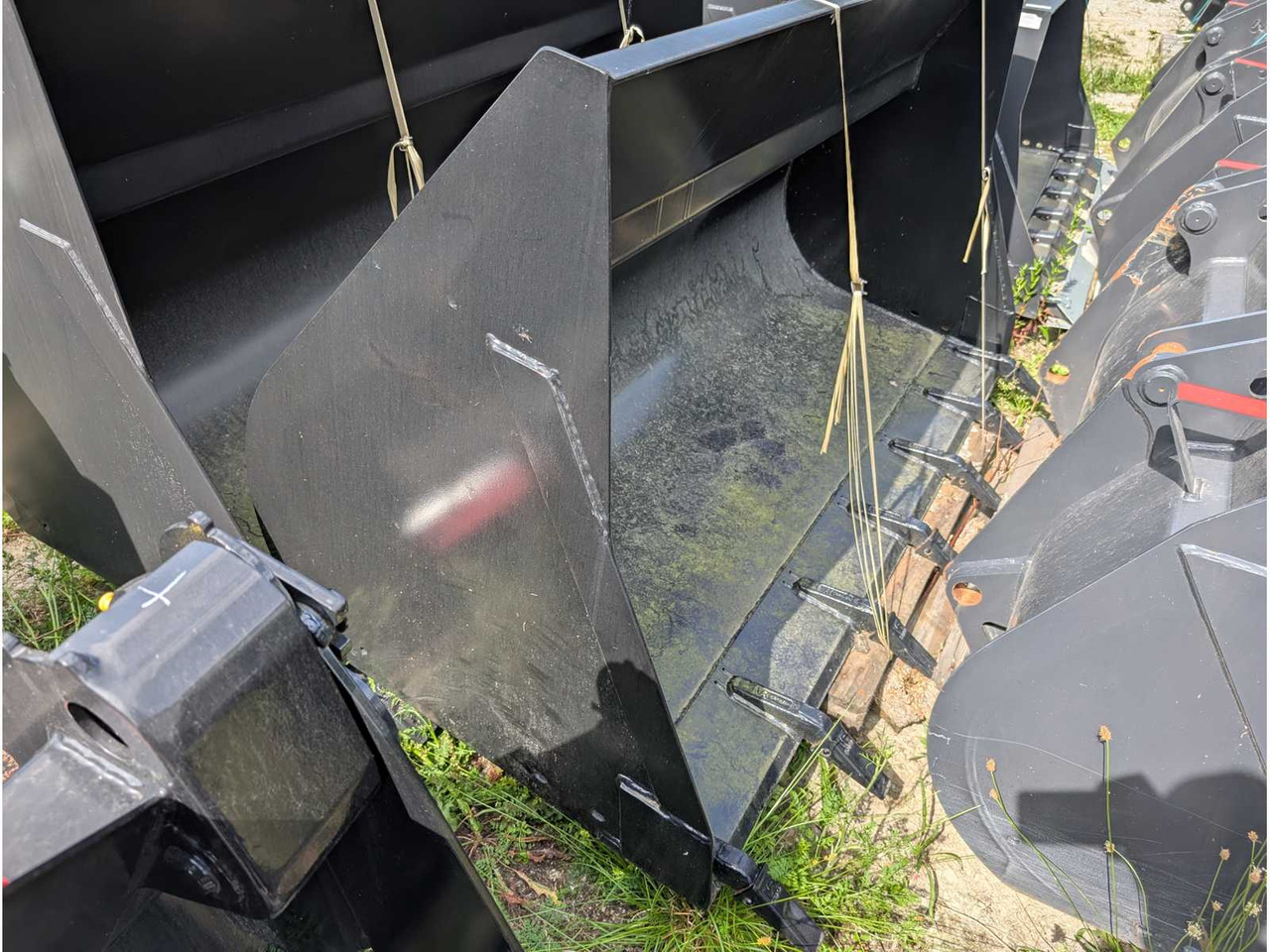 EURON STEEL S.R.O. EARTH BUCKET COMPLETE WITH TEETH - 2100 MM - 1.3 CBM - Натоварувач на тркала: слика 2 EURON STEEL S.R.O. EARTH BUCKET COMPLETE WITH TEETH - 2100 MM - 1.3 CBM - Натоварувач на тркала: слика 2