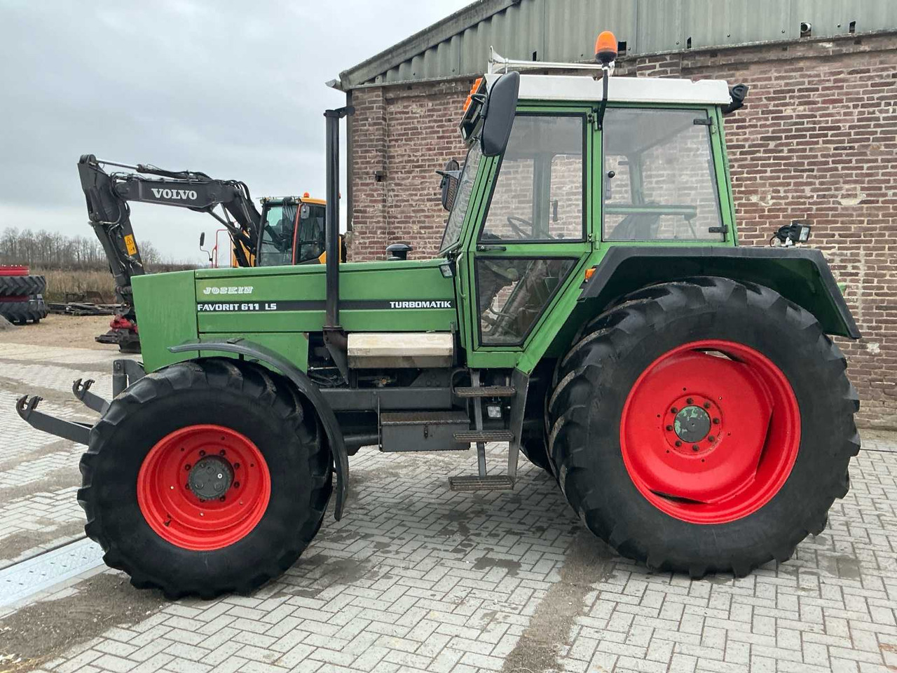 FENDT - 1984 - 611 LS - FOUR-WHEEL DRIVE AGRICULTURAL TRACTOR - Трактор: слика 2 FENDT - 1984 - 611 LS - FOUR-WHEEL DRIVE AGRICULTURAL TRACTOR - Трактор: слика 2