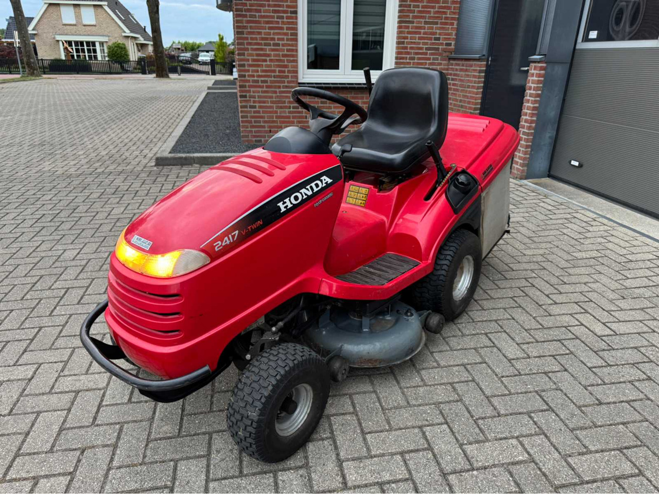 Honda 2417 - Градинарска косилка: слика 2 Honda 2417 - Градинарска косилка: слика 2