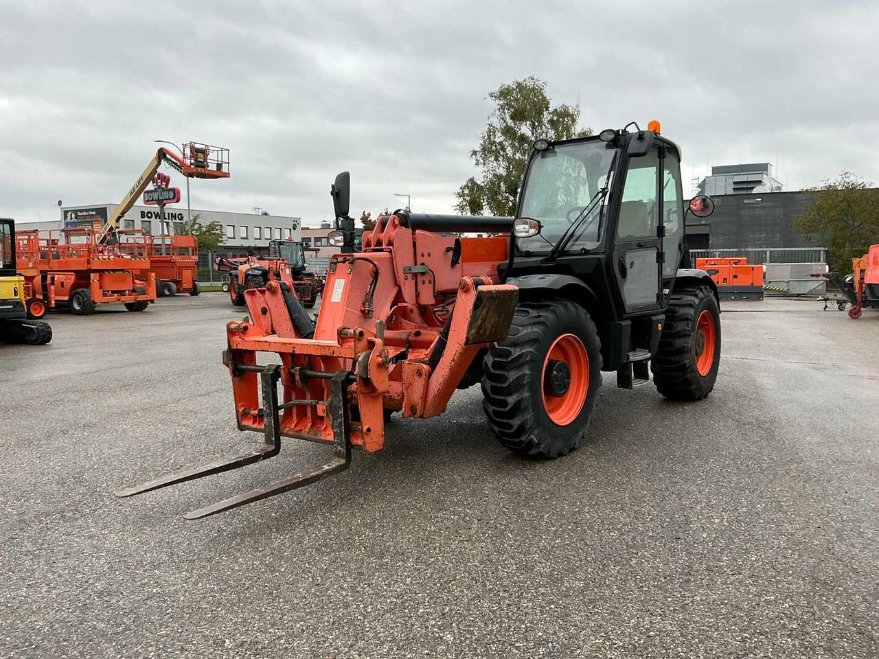 JCB 540-140 - Компактен натоварувач: слика 1 JCB 540-140 - Компактен натоварувач: слика 1