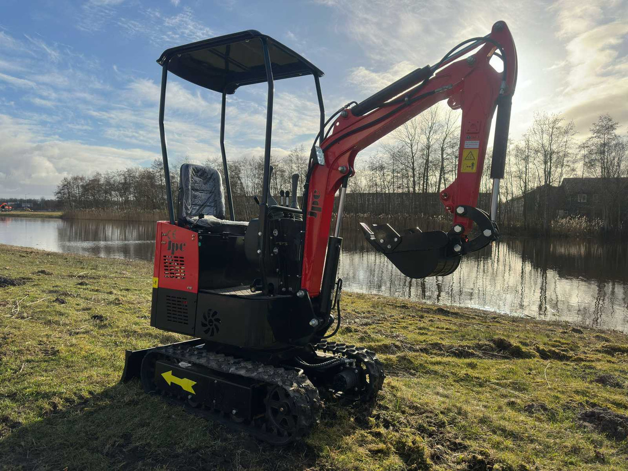 JPC HT12 - Мини багер: слика 2 JPC HT12 - Мини багер: слика 2