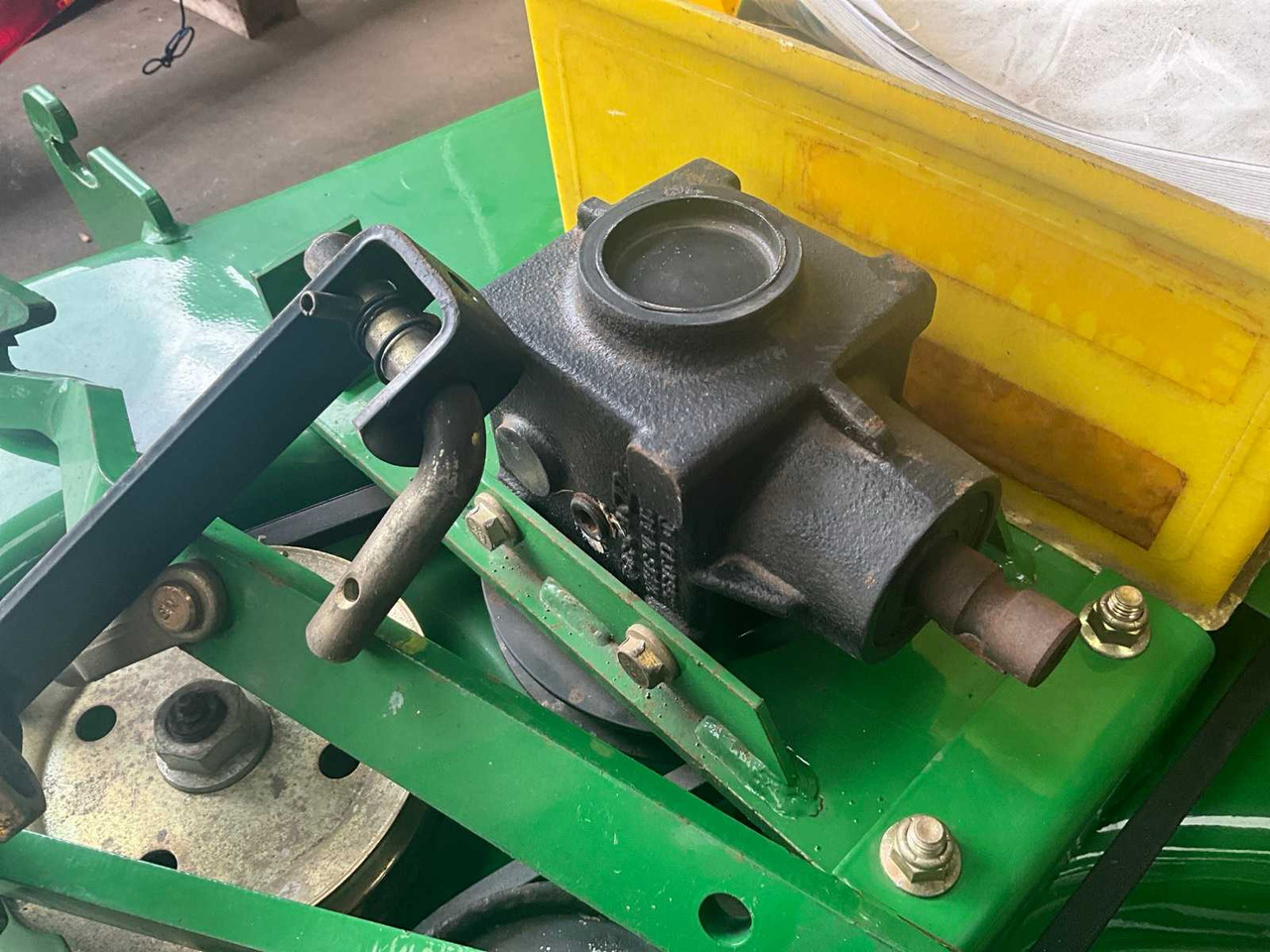 Преден утоварувач за трактор John Deere 54” deck 4110: слика 7 Преден утоварувач за трактор John Deere 54” deck 4110: слика 7