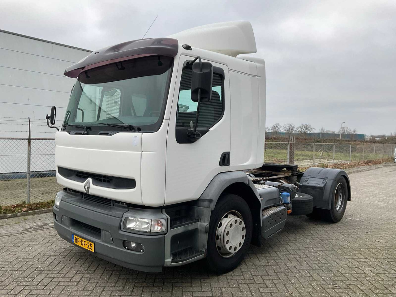 2004 RENAULT HD 370-19T SEMI-TRAILER TRACTOR - Камион: слика 1 2004 RENAULT HD 370-19T SEMI-TRAILER TRACTOR - Камион: слика 1