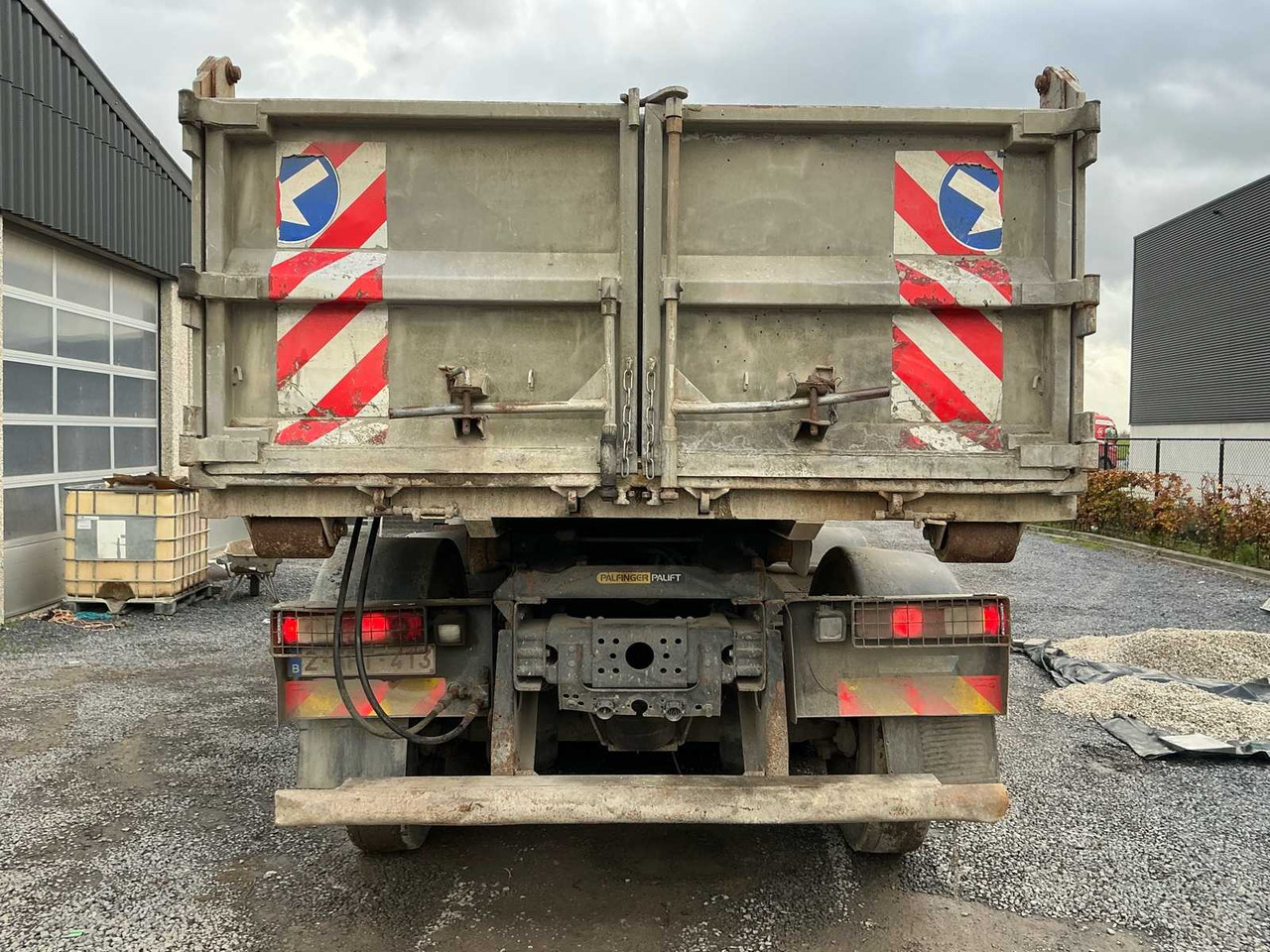 2011 RENAULT KERAX 460 TRIDEM TRUCK WITH CRANE AND CONTAINER - Камион: слика 5 2011 RENAULT KERAX 460 TRIDEM TRUCK WITH CRANE AND CONTAINER - Камион: слика 5