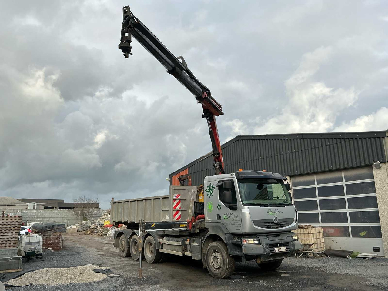 2011 RENAULT KERAX 460 TRIDEM TRUCK WITH CRANE AND CONTAINER - Камион: слика 2 2011 RENAULT KERAX 460 TRIDEM TRUCK WITH CRANE AND CONTAINER - Камион: слика 2