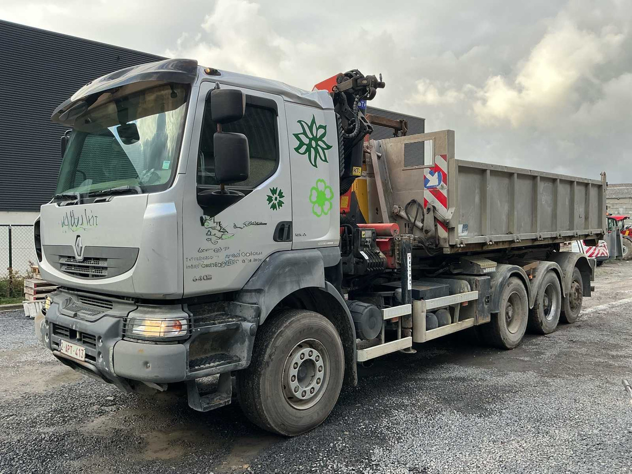 2011 RENAULT KERAX 460 TRIDEM TRUCK WITH CRANE AND CONTAINER - Камион: слика 3 2011 RENAULT KERAX 460 TRIDEM TRUCK WITH CRANE AND CONTAINER - Камион: слика 3