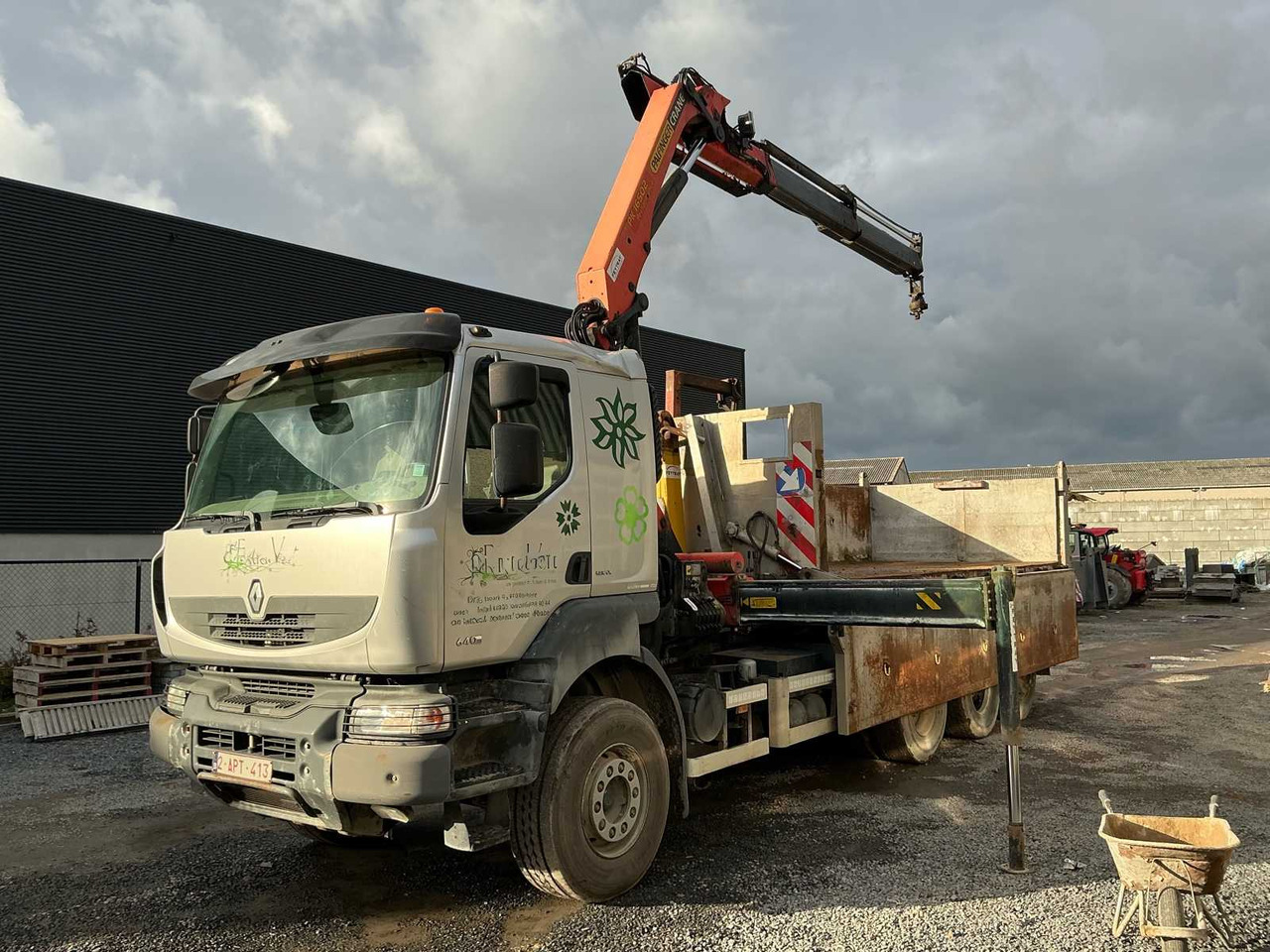 2011 RENAULT KERAX 460 TRIDEM TRUCK WITH CRANE AND CONTAINER - Камион: слика 1 2011 RENAULT KERAX 460 TRIDEM TRUCK WITH CRANE AND CONTAINER - Камион: слика 1