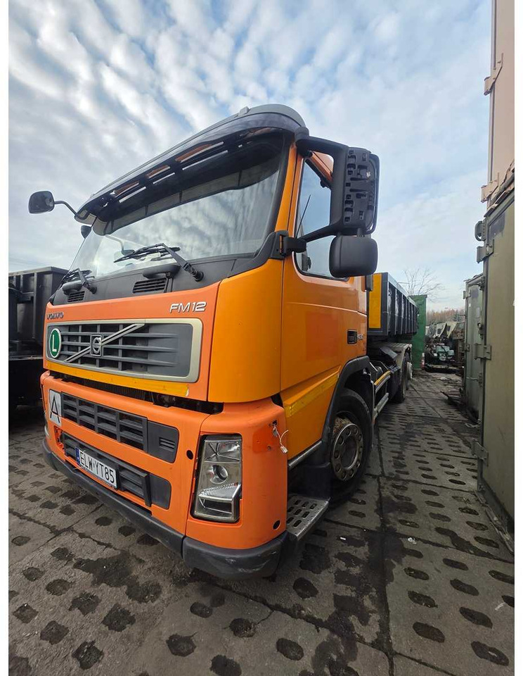 VOLVO - FM/FH - 6X 2R - HOOKLIFT TRUCK WITH CONTAINER - 2002 - Камион: слика 2 VOLVO - FM/FH - 6X 2R - HOOKLIFT TRUCK WITH CONTAINER - 2002 - Камион: слика 2