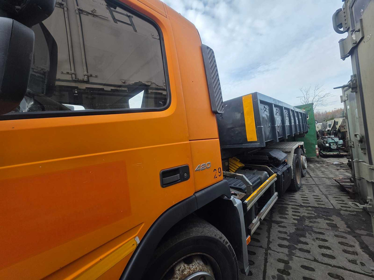 VOLVO - FM/FH - 6X 2R - HOOKLIFT TRUCK WITH CONTAINER - 2002 - Камион: слика 3 VOLVO - FM/FH - 6X 2R - HOOKLIFT TRUCK WITH CONTAINER - 2002 - Камион: слика 3