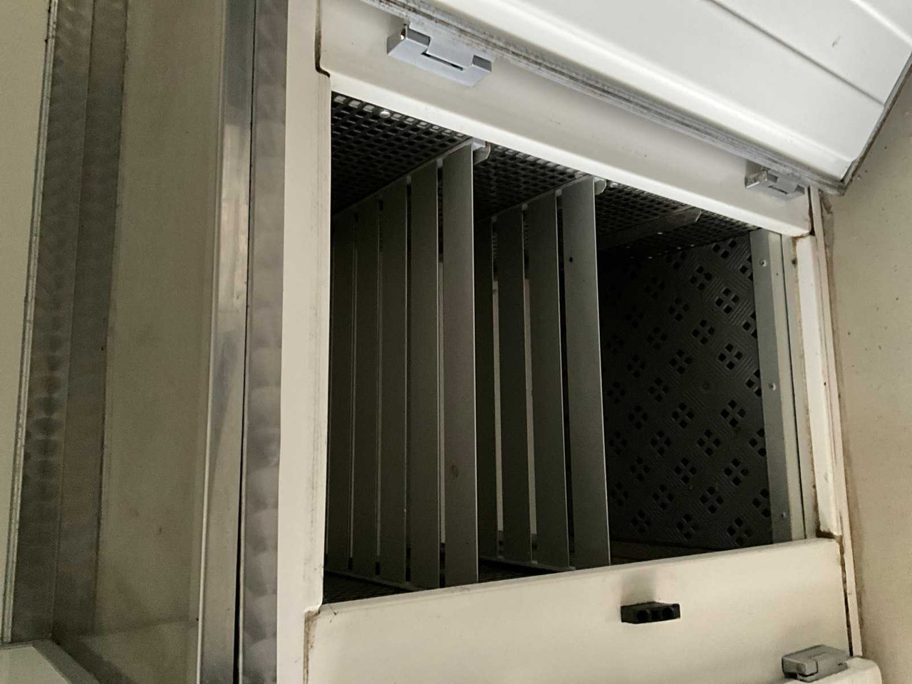 Комбе IVECO DAILY (MARKET STALL) - COMMERCIAL VEHICLE: слика 16