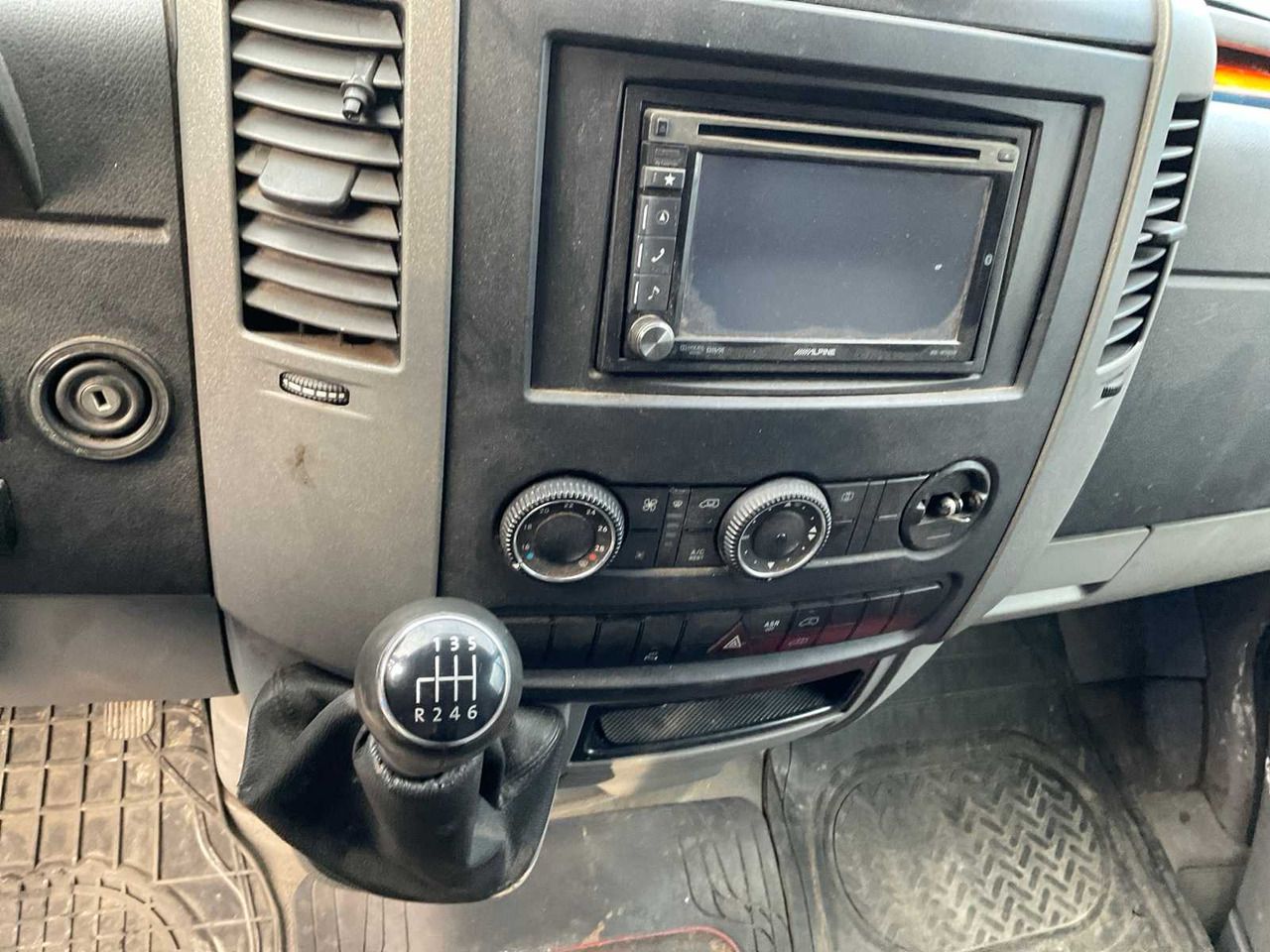 Комбе VOLKSWAGEN - CRAFTER - - COMMERCIAL VEHICLE: слика 18 Комбе VOLKSWAGEN - CRAFTER - - COMMERCIAL VEHICLE: слика 18