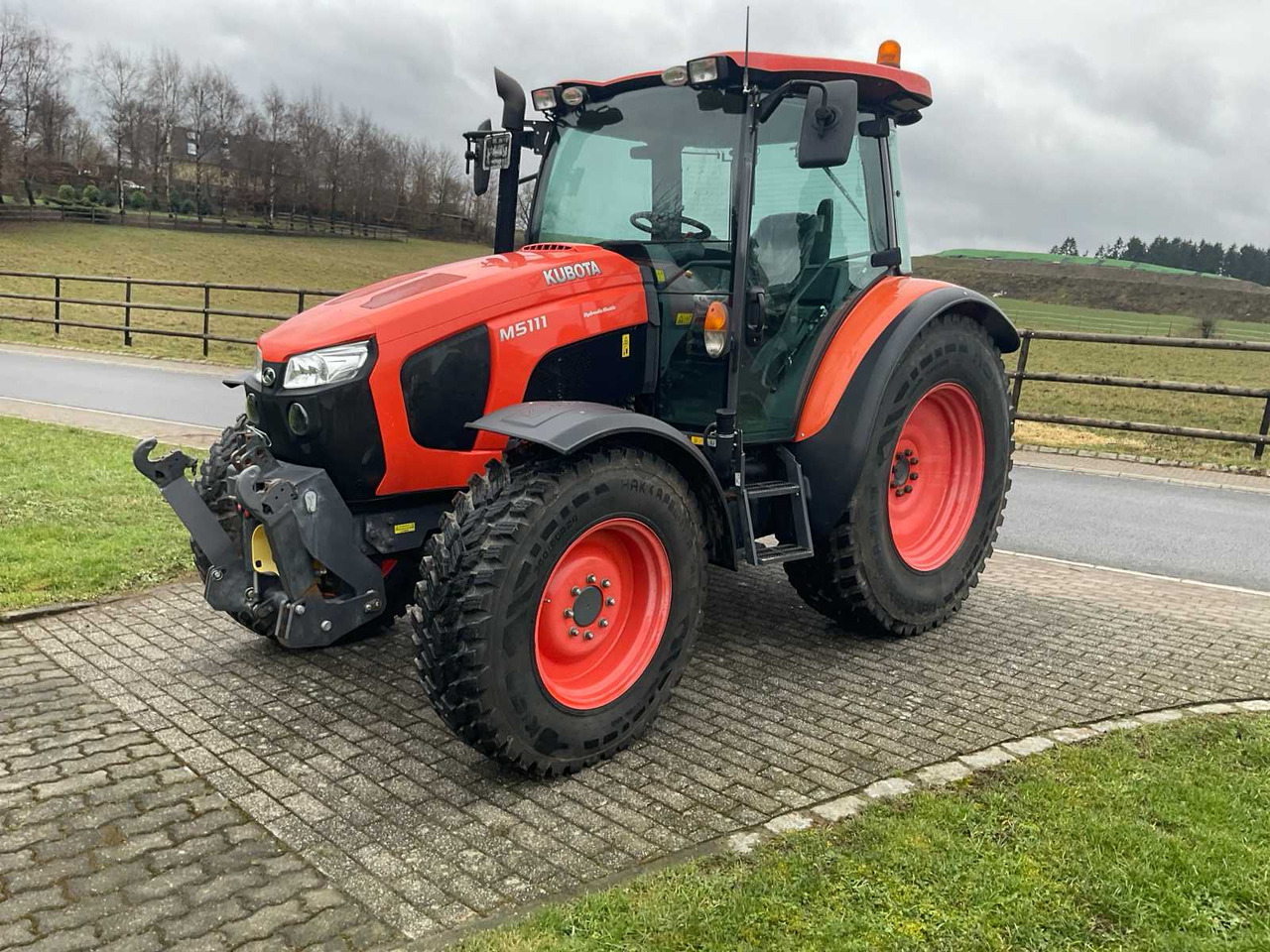 Kubota 2020 KUBOTA M5111 FOUR WHEEL DRIVE FARM TRACTOR - Трактор: слика 1 Kubota 2020 KUBOTA M5111 FOUR WHEEL DRIVE FARM TRACTOR - Трактор: слика 1