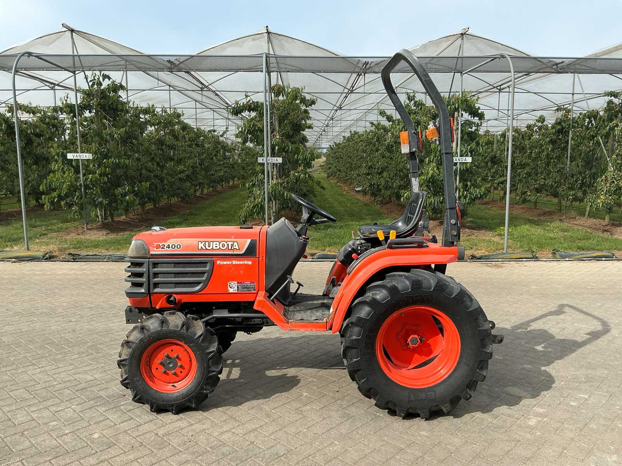 Kubota B2400 - Мини трактор: слика 2 Kubota B2400 - Мини трактор: слика 2