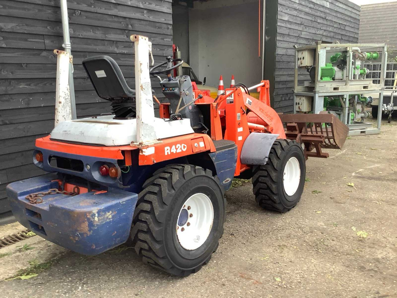 Kubota R420 - Натоварувач на тркала: слика 2 Kubota R420 - Натоварувач на тркала: слика 2