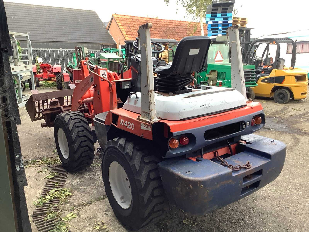 Kubota R420 - Натоварувач на тркала: слика 4 Kubota R420 - Натоварувач на тркала: слика 4