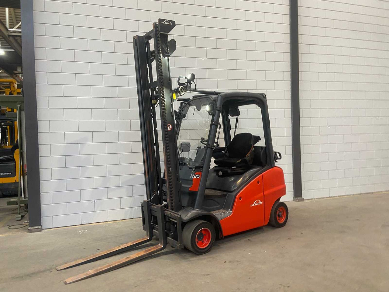 LINDE - 2013 - H20T - FORKLIFT TRUCK - SIDE-SHIFT - Вилушкар: слика 1 LINDE - 2013 - H20T - FORKLIFT TRUCK - SIDE-SHIFT - Вилушкар: слика 1