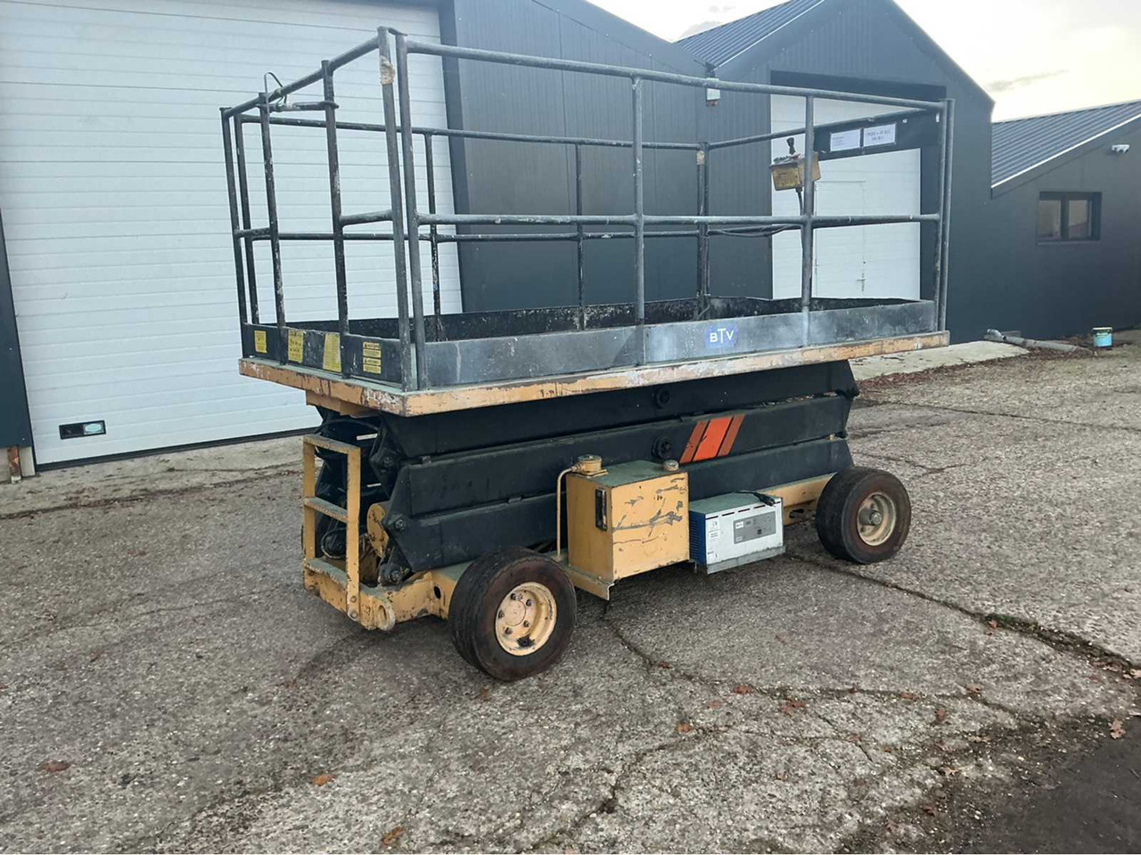 MANLIFT SCISSOR LIFT SM3270E AERIAL PLATFORM - Дигачка платформа: слика 1 MANLIFT SCISSOR LIFT SM3270E AERIAL PLATFORM - Дигачка платформа: слика 1