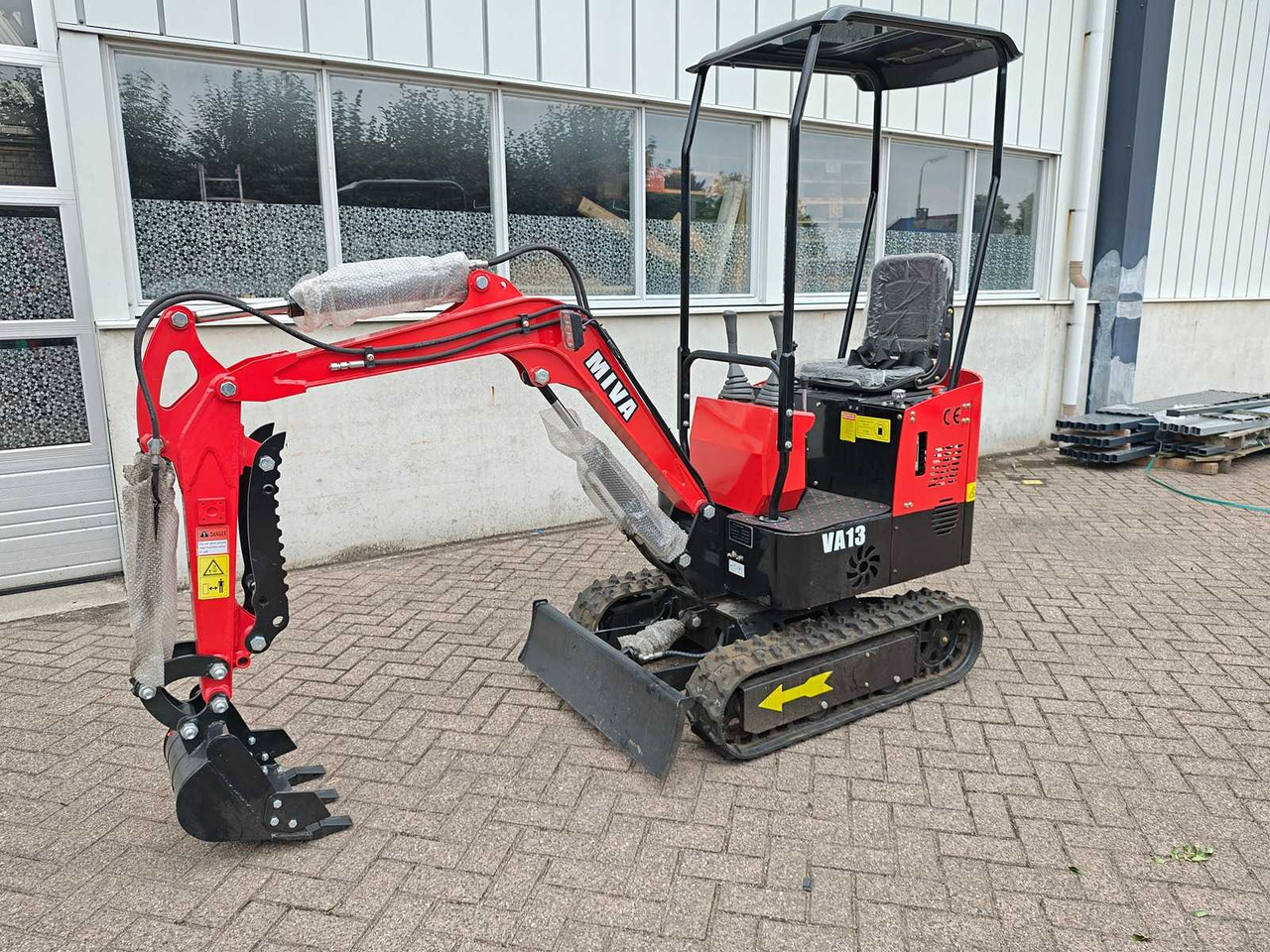 MIVA - 2025 - VA13 - MINI EXCAVATOR - Мини багер: слика 1 MIVA - 2025 - VA13 - MINI EXCAVATOR - Мини багер: слика 1