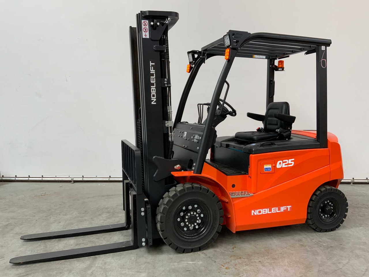 NOBLELIFT - 2024 - Q25-SERIES - 2.5T FORKLIFT ADJUSTABLE FORKS 4.8M - Вилушкар: слика 1 NOBLELIFT - 2024 - Q25-SERIES - 2.5T FORKLIFT ADJUSTABLE FORKS 4.8M - Вилушкар: слика 1