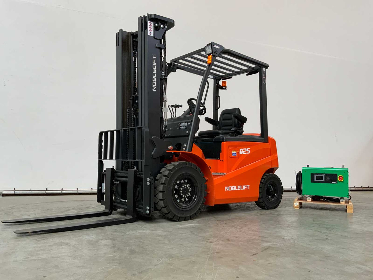 NOBLELIFT - 2024 - Q25-SERIES - 2.5T FORKLIFT ADJUSTABLE FORKS 4.8M - Вилушкар: слика 4 NOBLELIFT - 2024 - Q25-SERIES - 2.5T FORKLIFT ADJUSTABLE FORKS 4.8M - Вилушкар: слика 4