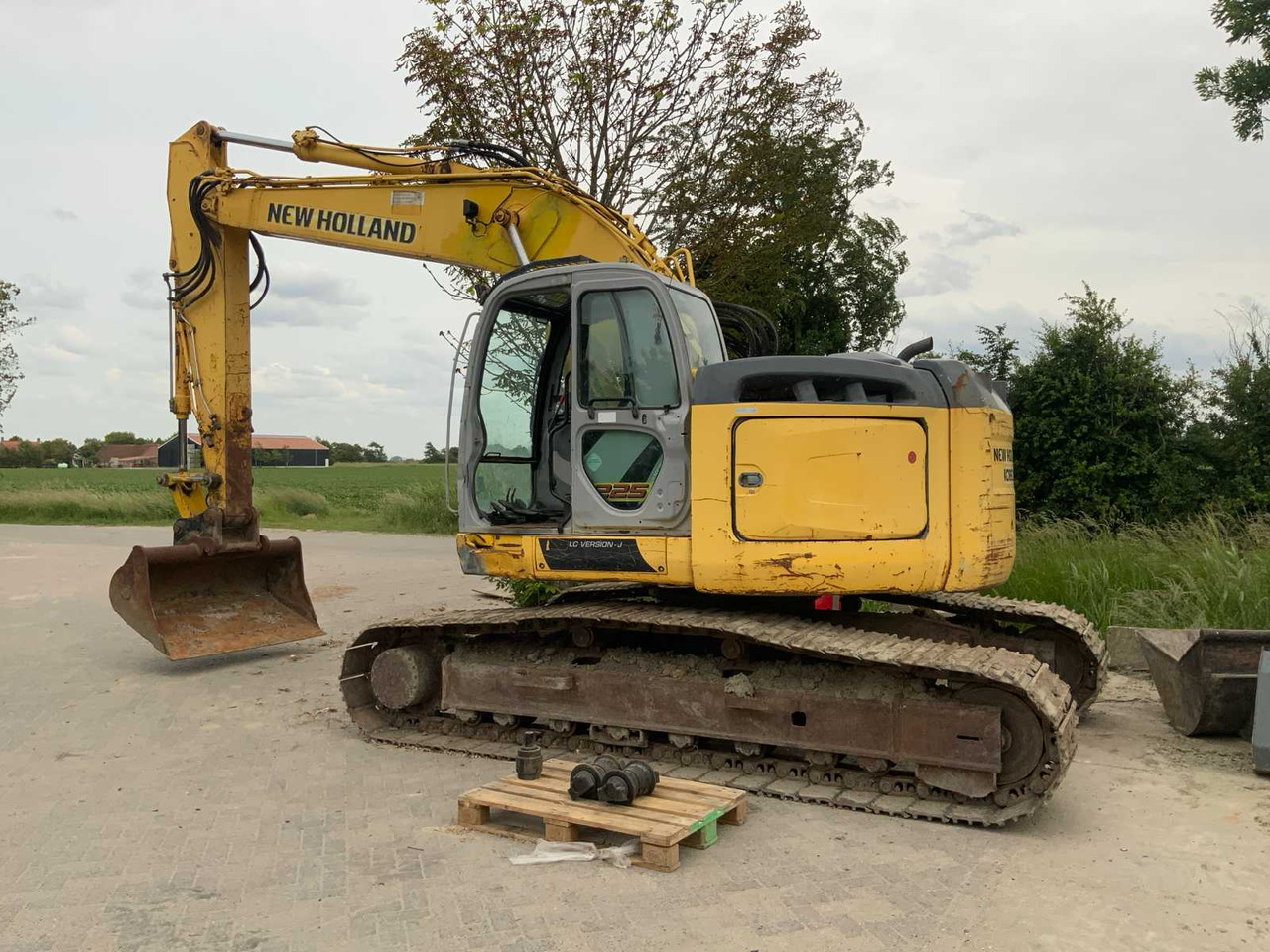 New Holland Kobelco E225BSR - Багер гасеничар: слика 2 New Holland Kobelco E225BSR - Багер гасеничар: слика 2