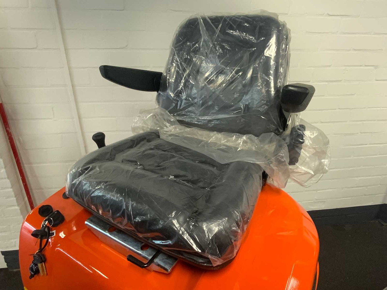 Powered-By-Kubota U105 - Мини багер: слика 5 Powered-By-Kubota U105 - Мини багер: слика 5