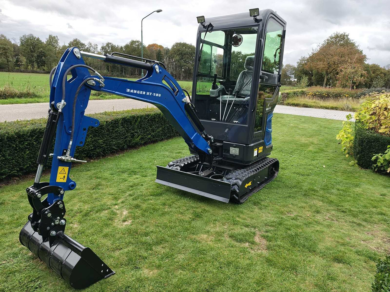 RANGER XT-18U - Мини багер: слика 1 RANGER XT-18U - Мини багер: слика 1