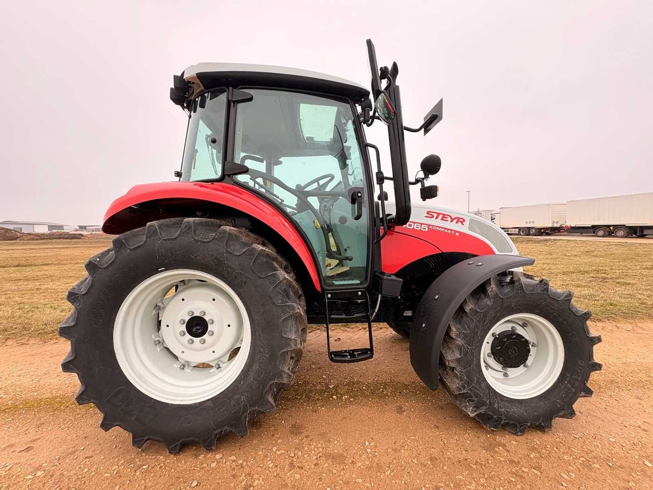 STEYR 4065 S - COMPACT ALL-WHEEL DRIVE TRACTOR (2022) - Трактор: слика 5 STEYR 4065 S - COMPACT ALL-WHEEL DRIVE TRACTOR (2022) - Трактор: слика 5