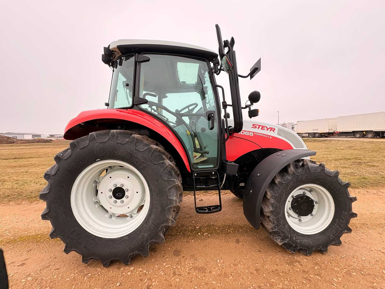 STEYR 4065 S - COMPACT ALL-WHEEL DRIVE TRACTOR (2022) - Трактор: слика 4 STEYR 4065 S - COMPACT ALL-WHEEL DRIVE TRACTOR (2022) - Трактор: слика 4