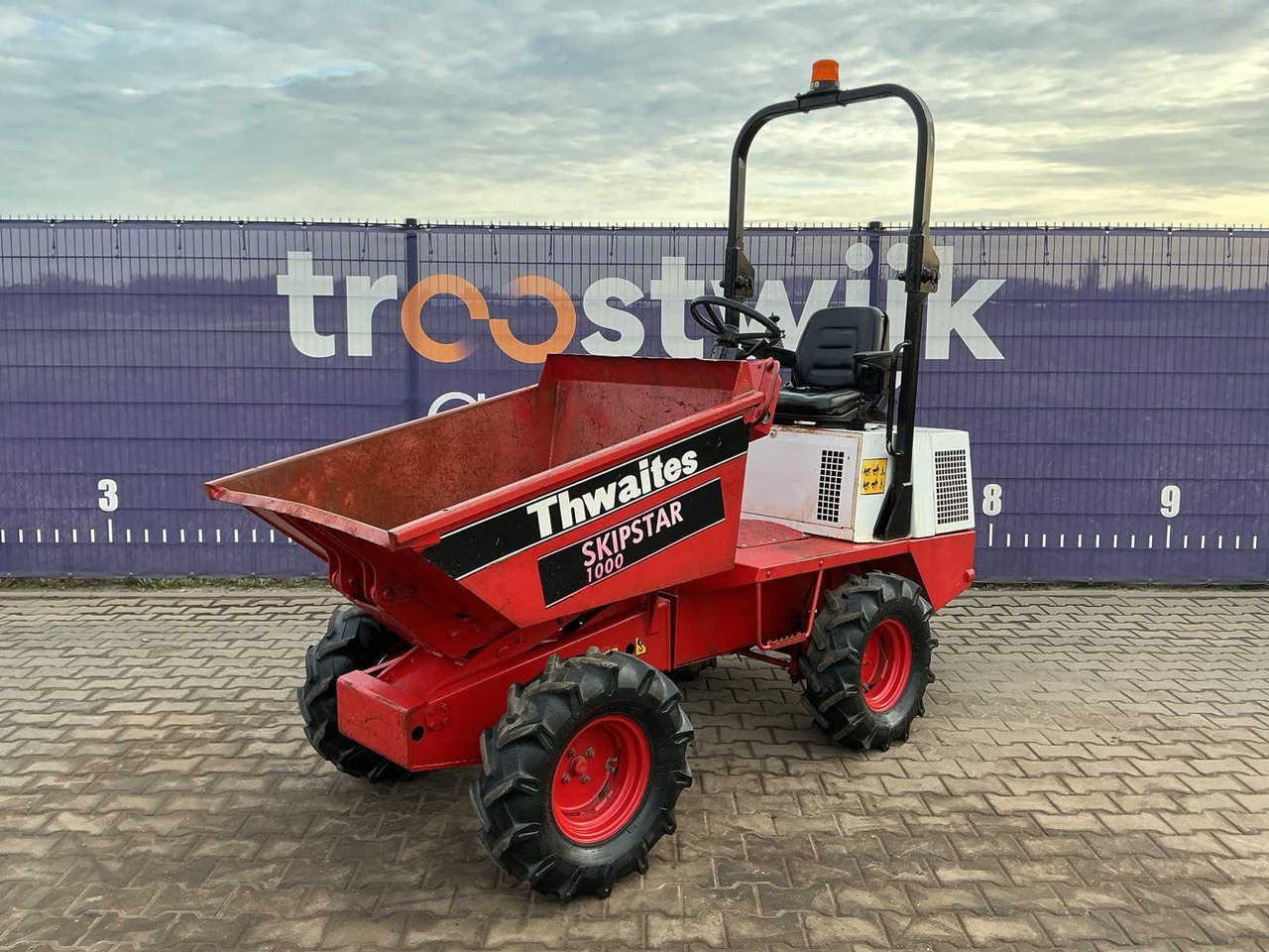 TWAITES SKIPSTAR 1000 HIGH-TIP DUMPER - Мини истоварувач: слика 1 TWAITES SKIPSTAR 1000 HIGH-TIP DUMPER - Мини истоварувач: слика 1