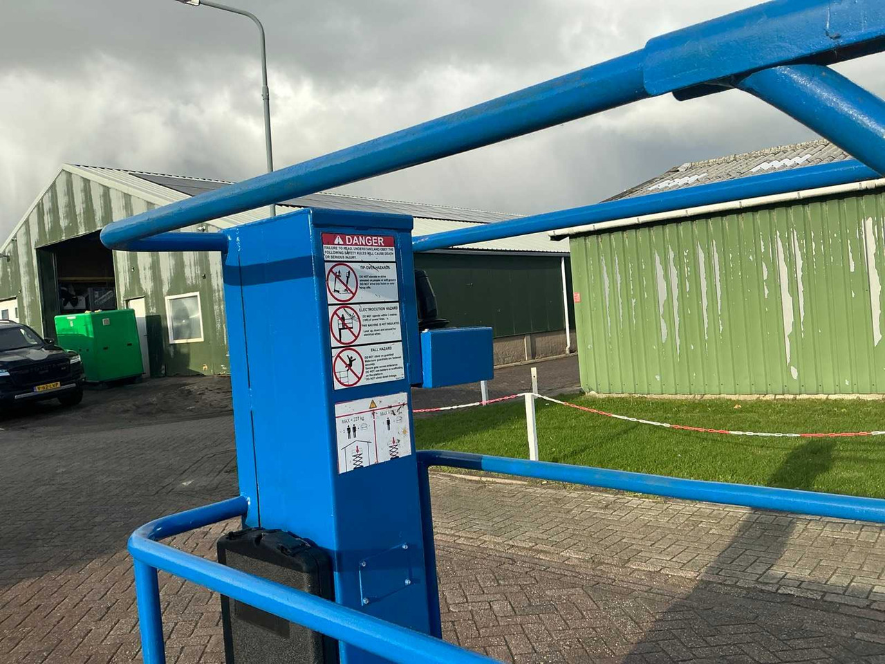 Дигачка платформа UPRIGHT TM12 AERIAL WORK PLATFORM: слика 9