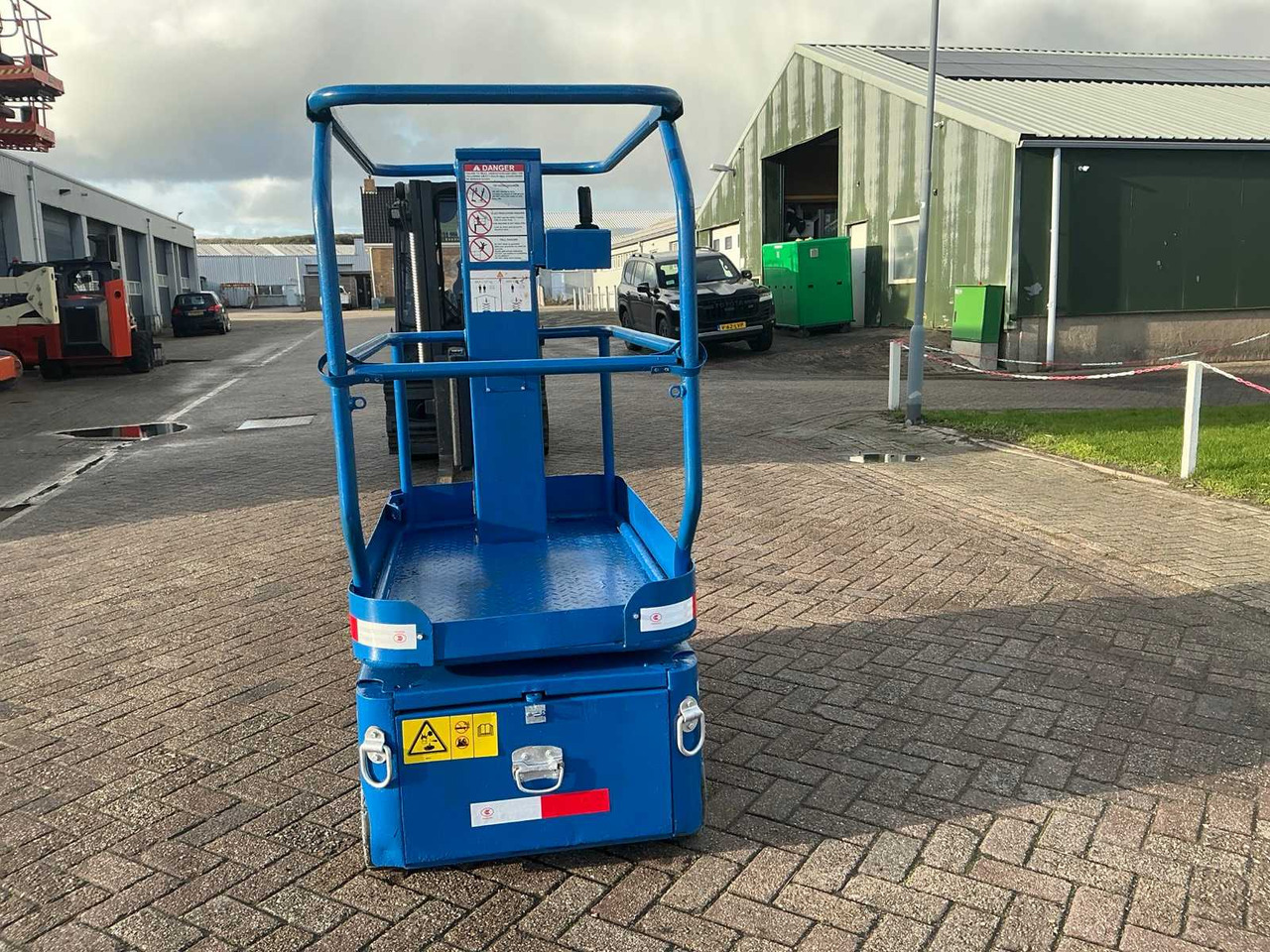 Дигачка платформа UPRIGHT TM12 AERIAL WORK PLATFORM: слика 7