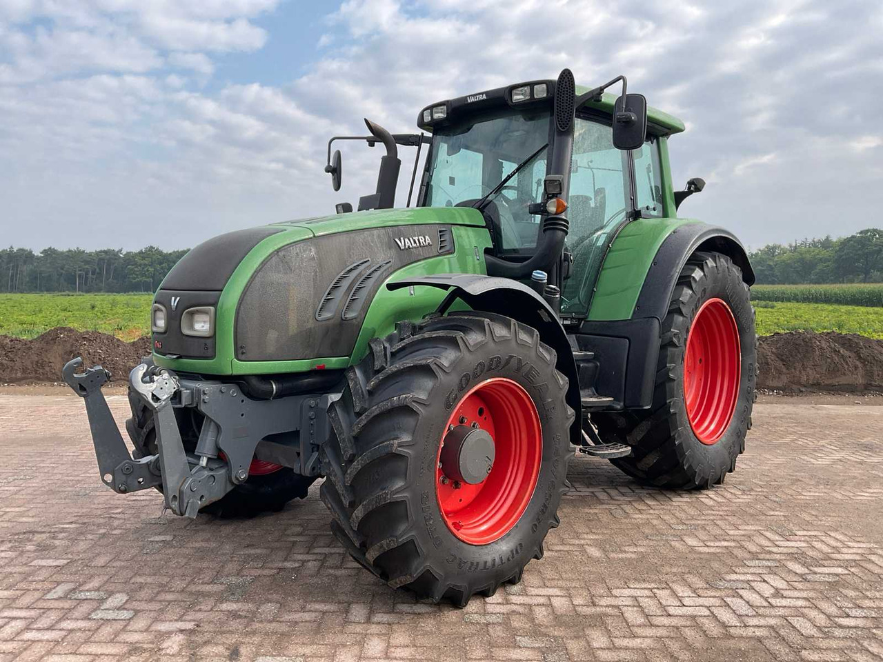 Valtra T163e - Трактор: слика 1 Valtra T163e - Трактор: слика 1