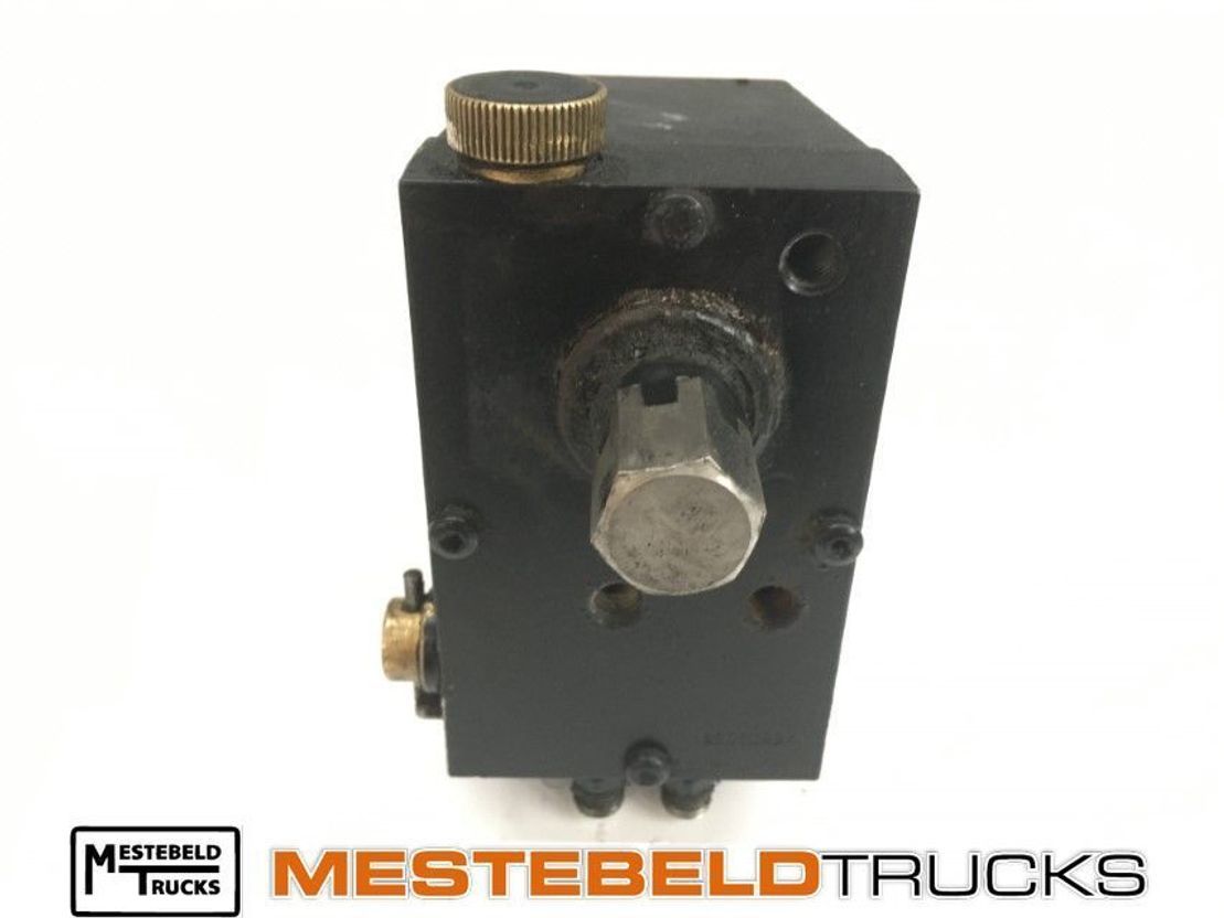 Renault C abinekantelpomp - Кабина и ентериер за Камион: слика 1 Renault C abinekantelpomp - Кабина и ентериер за Камион: слика 1