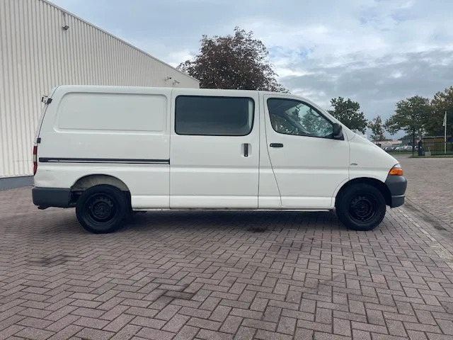Toyota HiAce 2.5 D4-D 90 Lang Airco - Мало комбе: слика 3 Toyota HiAce 2.5 D4-D 90 Lang Airco - Мало комбе: слика 3