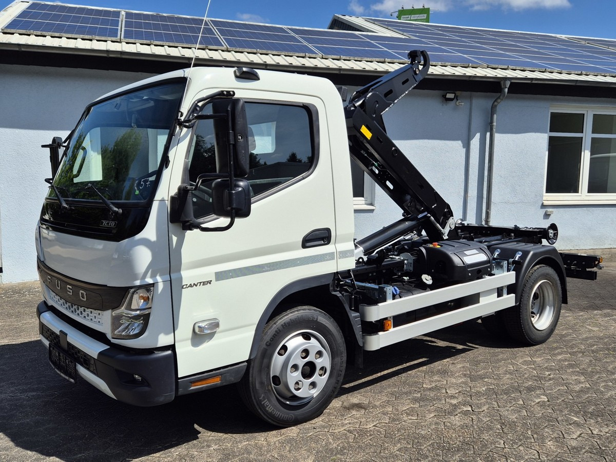 FUSO Fuso Canter 7C18 City Abrollkipper AHK Hooklift - Камион со кука за подигање: слика 1 FUSO Fuso Canter 7C18 City Abrollkipper AHK Hooklift - Камион со кука за подигање: слика 1