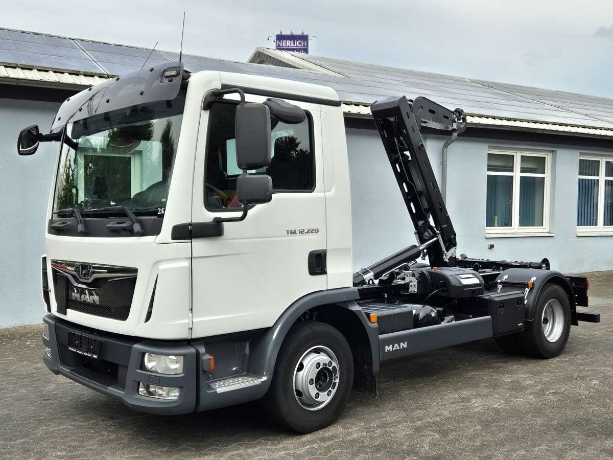 MAN TGL 12.220 BL City Abrollkipper AHK Euro 6 - Камион со кука за подигање: слика 1 MAN TGL 12.220 BL City Abrollkipper AHK Euro 6 - Камион со кука за подигање: слика 1