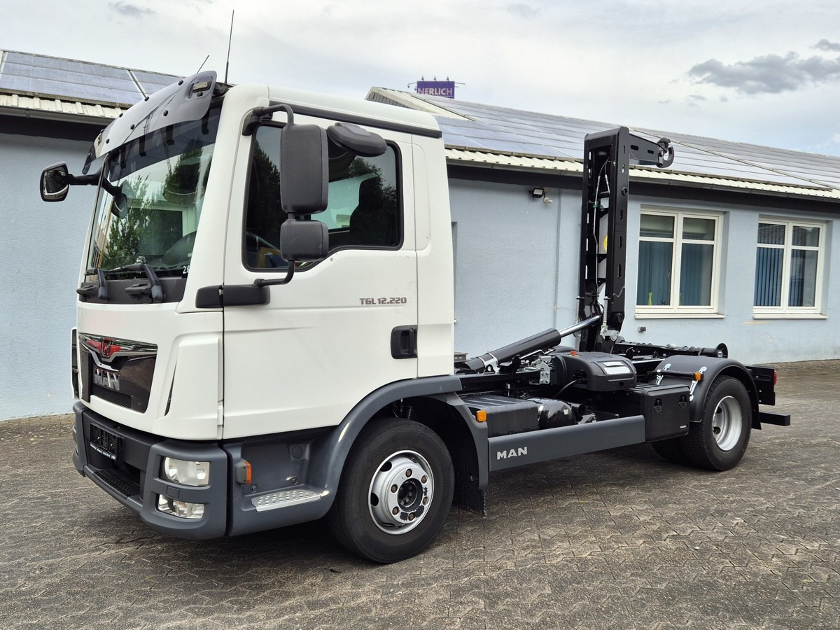 MAN TGL 12.220 BL City Abrollkipper AHK Euro 6 - Камион со кука за подигање: слика 2 MAN TGL 12.220 BL City Abrollkipper AHK Euro 6 - Камион со кука за подигање: слика 2