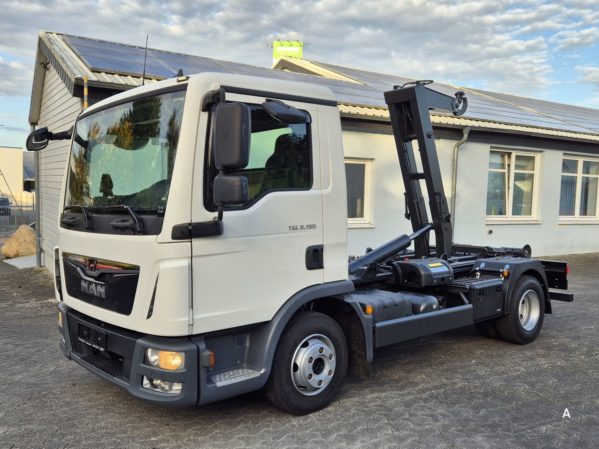 MAN TGL 8.190 BL City Abrollkipper Aut., 2 x AHK sof - Камион со кука за подигање: слика 1 MAN TGL 8.190 BL City Abrollkipper Aut., 2 x AHK sof - Камион со кука за подигање: слика 1