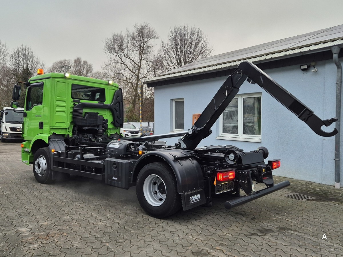 MAN TGM 15.290 BL Aut. Abrollkipper AHK - Камион со кука за подигање: слика 2 MAN TGM 15.290 BL Aut. Abrollkipper AHK - Камион со кука за подигање: слика 2