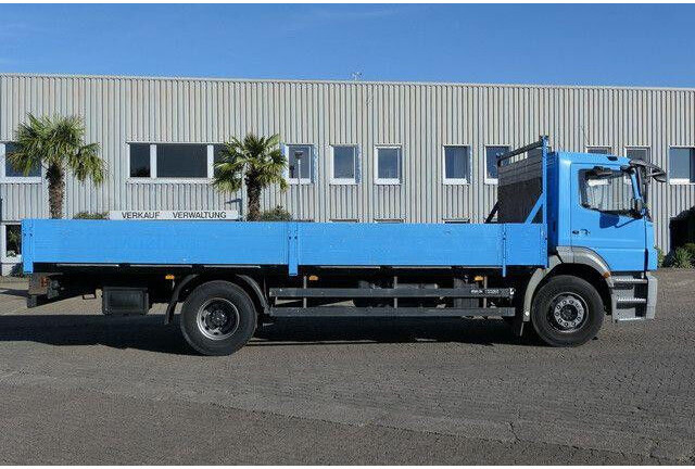 Mercedes-Benz 1824 L Axor 4x2, 3. Sitz, AHK, Gerüstbau, Klima - Камион со платформа: слика 4 Mercedes-Benz 1824 L Axor 4x2, 3. Sitz, AHK, Gerüstbau, Klima - Камион со платформа: слика 4