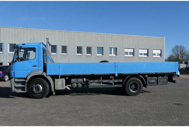 Mercedes-Benz 1824 L Axor 4x2, 3. Sitz, AHK, Gerüstbau, Klima - Камион со платформа: слика 2 Mercedes-Benz 1824 L Axor 4x2, 3. Sitz, AHK, Gerüstbau, Klima - Камион со платформа: слика 2