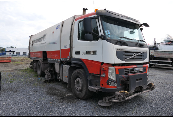 Camion balayeuse de voirie Volvo - Возило за метење: слика 2 Camion balayeuse de voirie Volvo - Возило за метење: слика 2