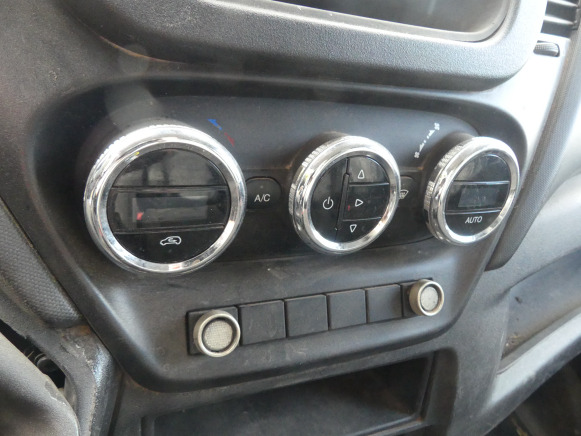 Товарно комбе Camionnette Iveco Daily (2016-134.234 km): слика 9