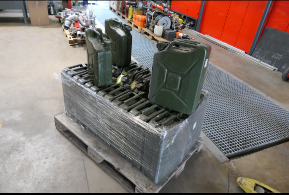 Алат/ Опрема Lot de jerrycans métalliques: слика 1