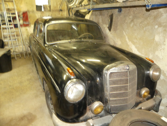Voiture ancêtre Mercedes-Benz 220S Poton - Автомобил: слика 2 Voiture ancêtre Mercedes-Benz 220S Poton - Автомобил: слика 2