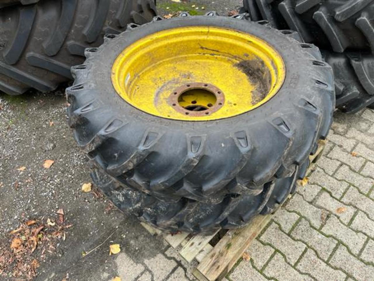 BKT 12.4-32 - Гума за Земјоделска машина: слика 1 BKT 12.4-32 - Гума за Земјоделска машина: слика 1