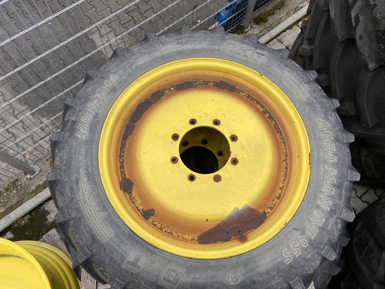 BKT 270/95R32 - Гума за Земјоделска машина: слика 2 BKT 270/95R32 - Гума за Земјоделска машина: слика 2